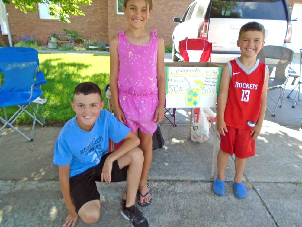 Alex, Annelise, and Harry Vrooman set up a lemonade and cookie selling stand last week. Photo by Lorraine Lieswald
