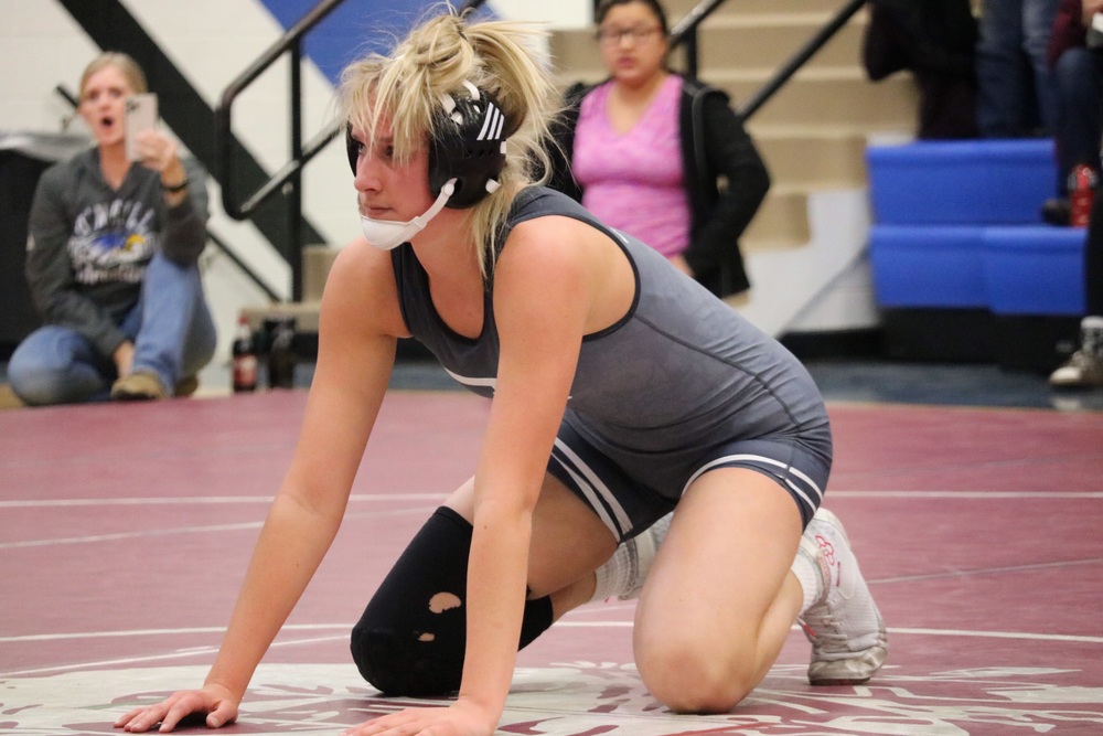 Poppe(170) drives her opponent over to a pin.