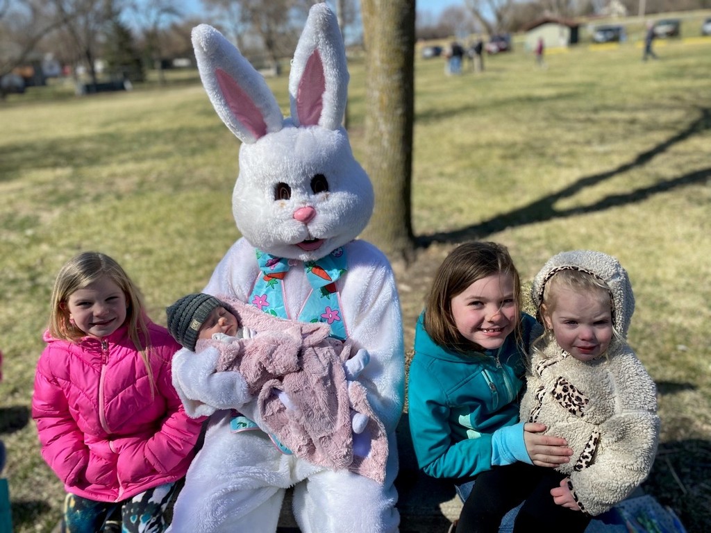 Easter Bunny with the Mueller sisters, Nealy, Hayes, Sutton, and Lyndi. They are the daughters of Tierney & Ben Mueller.